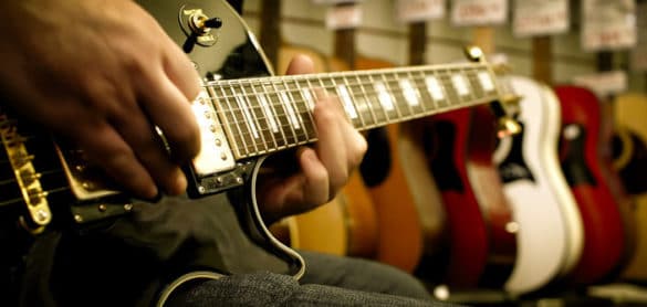 Gitarrist spielt eine Gibson