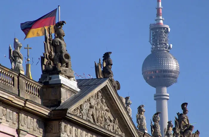 der Berliner Fernsehturm neben dem Reichstag