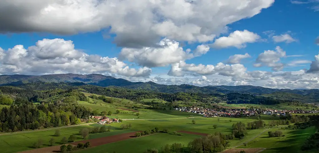 Naturpark-Tour im Schwarzwald mit Aussichtspunkt Wanderung als Freizeitaktivitaet bei gutem Wetter