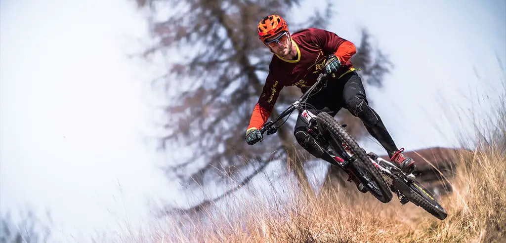 Mountainbiken und Fahrrad fahren im Schwarzwald Unternehmung bei gutem Wetter