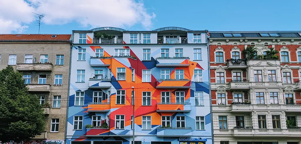 Häuserfassaden in Berlin bei einem Stadtrundgang entdecken
