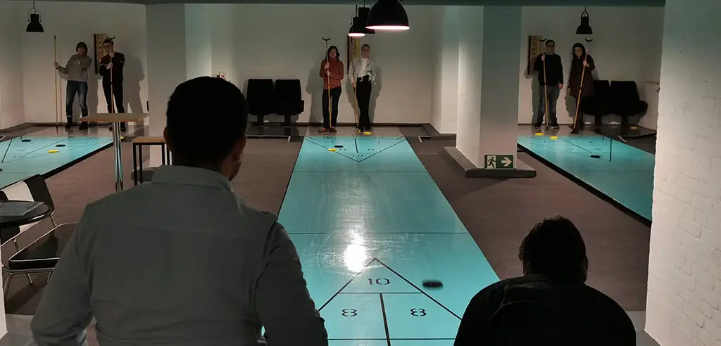 berlin indoor aktivitaet bei regen shuffleboard