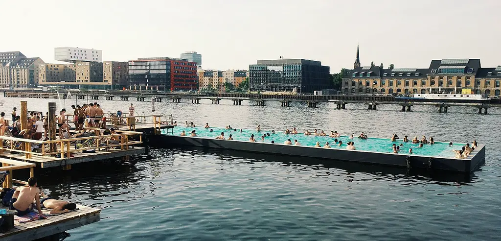 eines der spektakulaersten schwimmbaeder in berlin