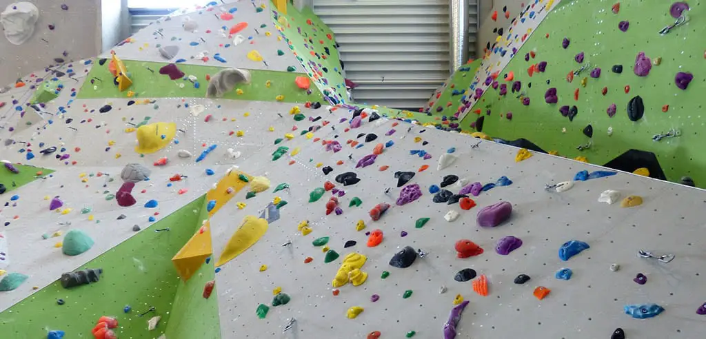 Indoor-Aktivitaet in Augsburg fuer die ganze Familie: das DAV Kletterzentrum