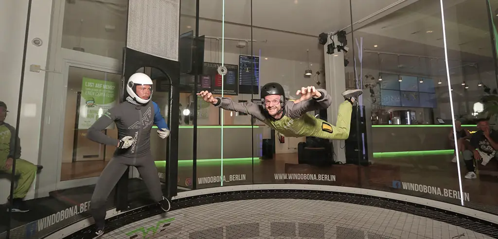 tolle Adrenalinaktivitaet in Berlin - Indoor Skydiving bei WINDOBONA