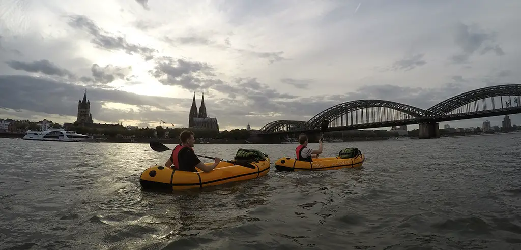 coole Wassersportaktivitaet in Koeln: SUP und Packrafting auf dem Rhein