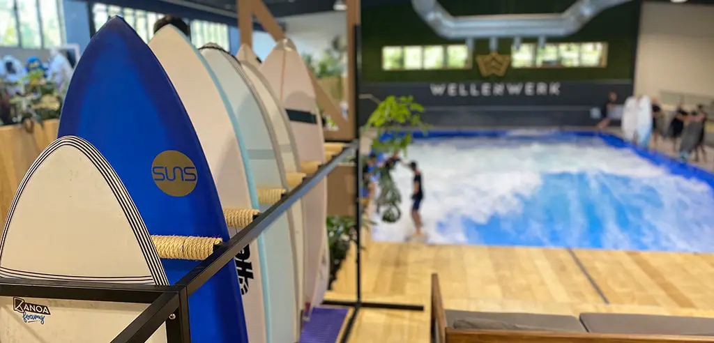 Indoor-Surfen: Unterschied stehende Welle und Flowrider