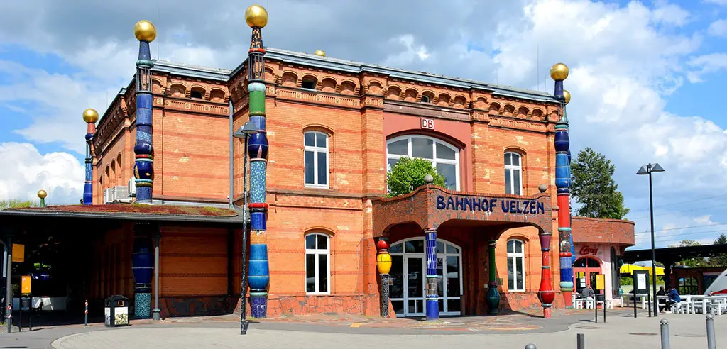 Hundertwasser Bahnhof Uelzen als Unternehmung fuer Kunstfans