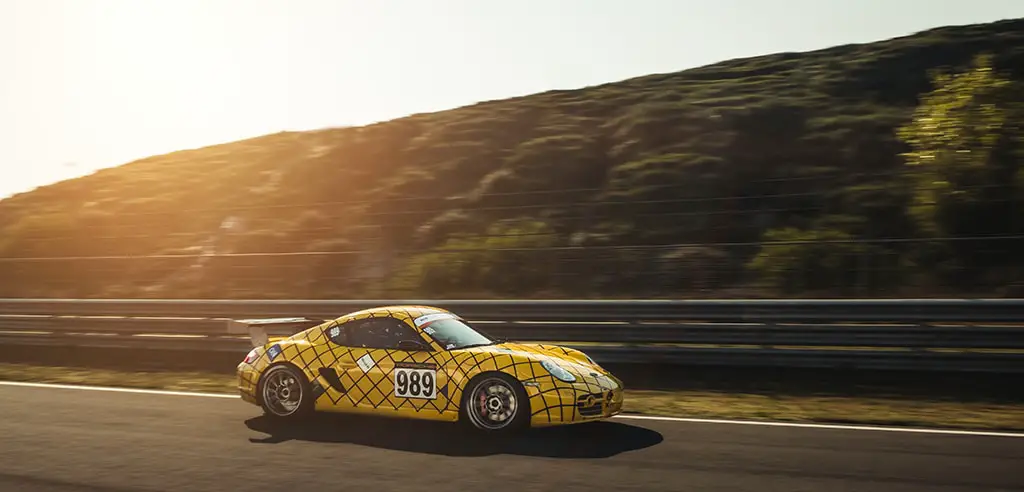 cooler Porsche Cayman dient als Renntaxi