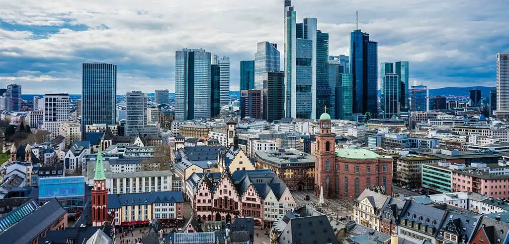 klassische Altstadt neben modernen Wolkenkratzern - sehenswertes Frankfurt am Main