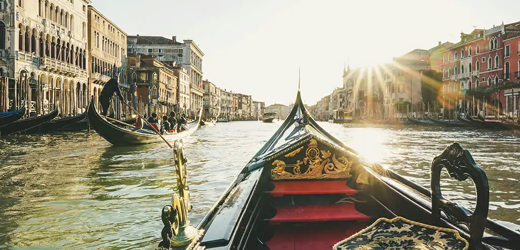 Gondelfahrt durch Venedigs Kanalnetz als romantische Aktivitaet