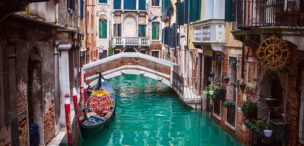 kleine Gassen und malerische Bruecken gibt es zu Hauf in Venedig