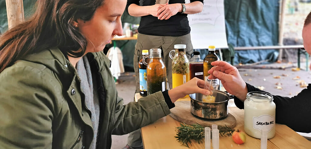 Kraeuter sammeln und kochen - Teamevents in Berlin