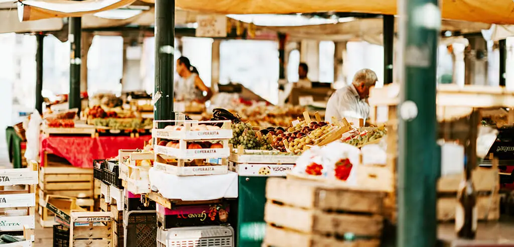 frisches Gemuese und Obst kaufen auf den authentischen Maerkten Venedigs
