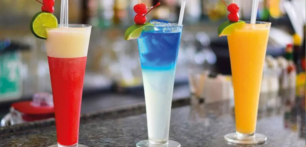 Cocktails schlürfen am Sonntag in der Rooftop Bar oder Beachbar