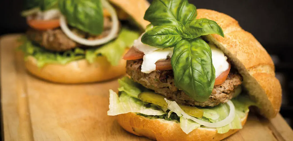 Den perfekten Burger kannst du nach diesem Teamevent selber machen: Online Burger Kochkurs 