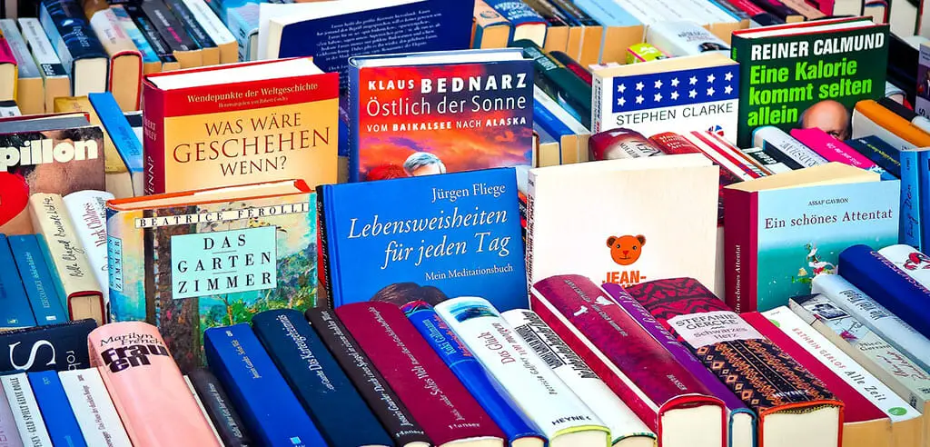 Köln bei Regen Indoor Flohmarkt mit Büchern