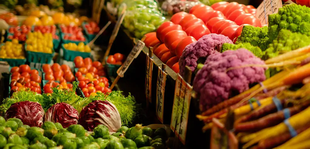 frisches Obst und Gemüse auf dem Markt am Carlsplatz