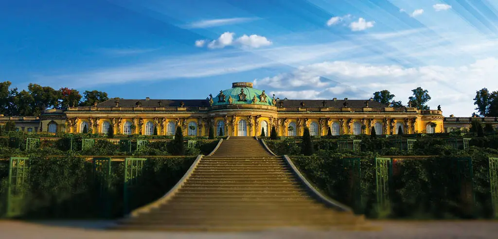 Schloss Sanssouci ist eine beeindruckende Freizeitaktivität in Brandenburg. 