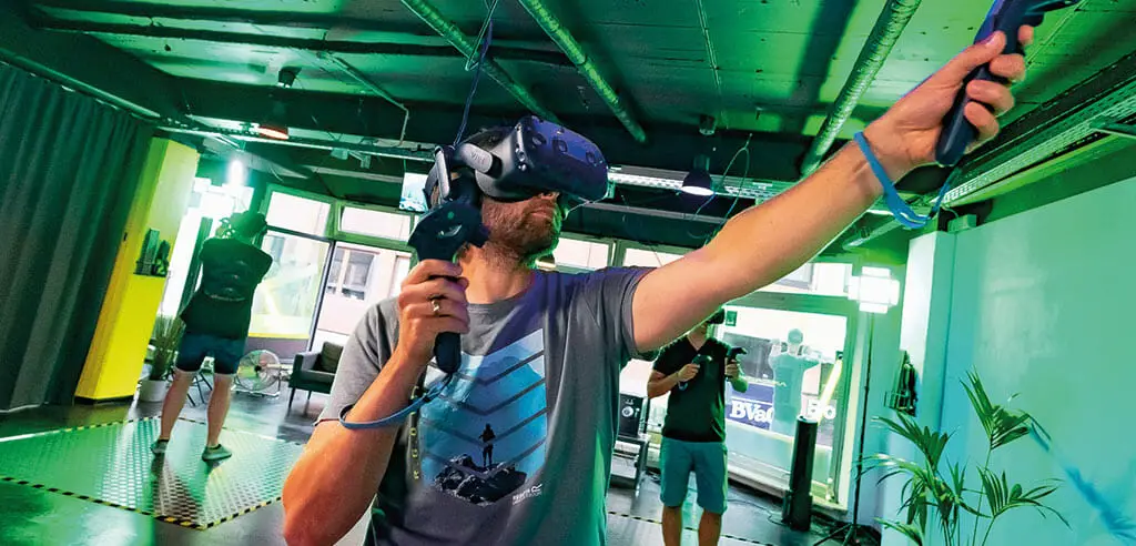 Der Traum vom Rennwagen fahren kann bei einem Ausflug in Bochum zur VR Arcade wahr werden.