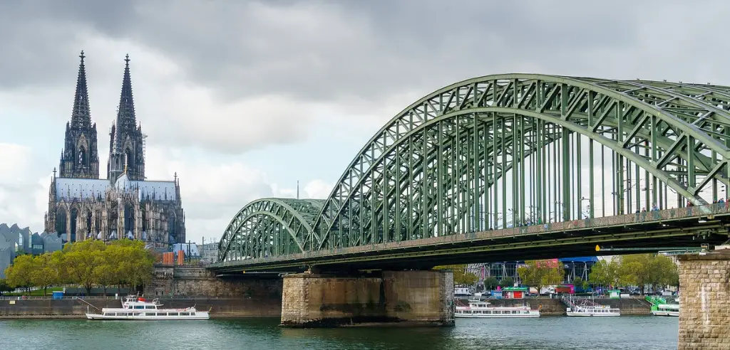 Sehenswürdigkeiten in Köln bei einer Bootstour über den Rhein sichtigen