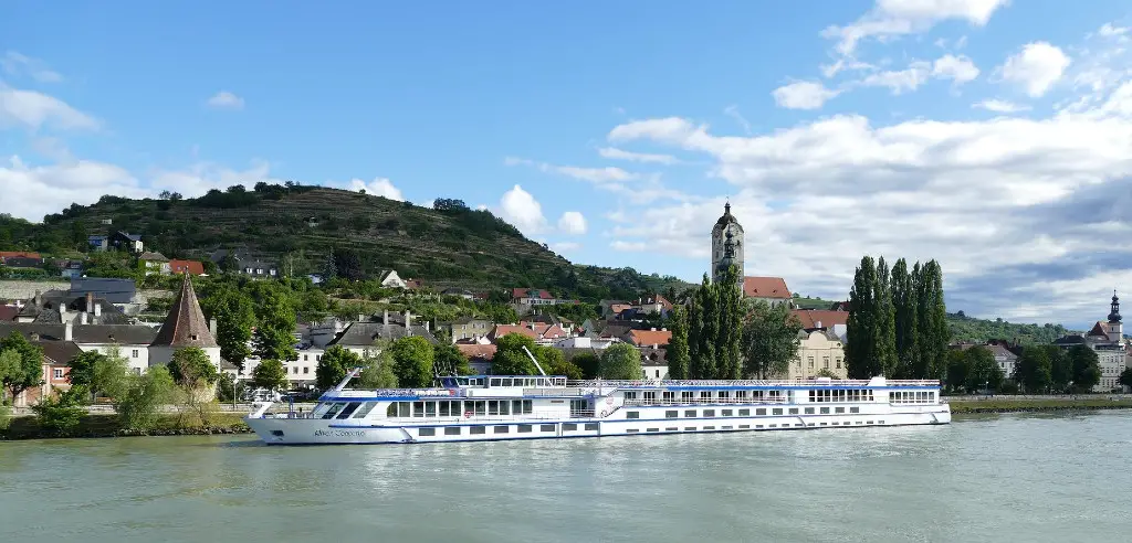Eine Donauschifffahrt in der Wachau bei Wien ist eine wunderbare Freizeitaktivität.