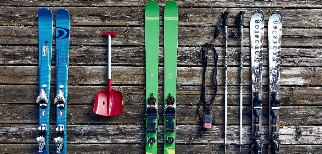 In der Skihalle in der Nähe von Düsseldorf kannst du eine sportliche Freizeitaktivität starten.
