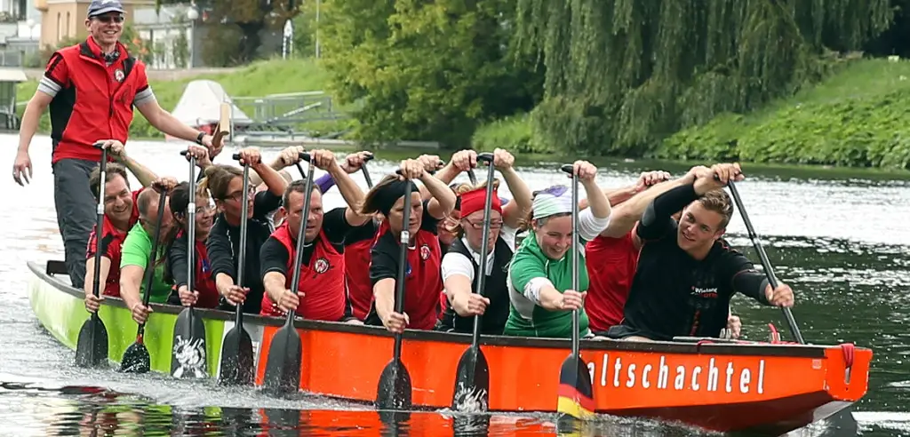 Die Drachenbootfahrt in Köln stellt das Team vor neue Herausforderungen.