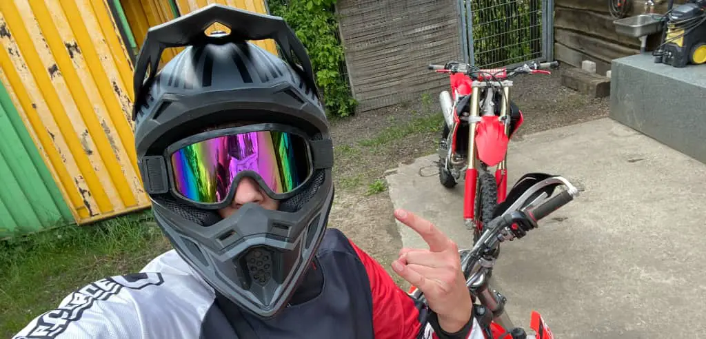 Jan neben der Motocross Maschine bei der MX Ranch Berlin