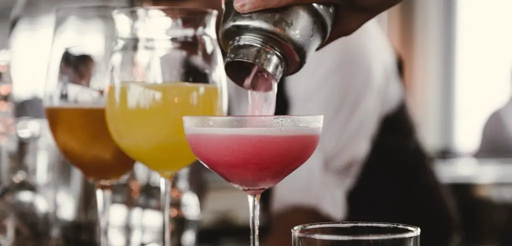 Selber Cocktails mixen im Workshop als Firmenevent Firmenfeier