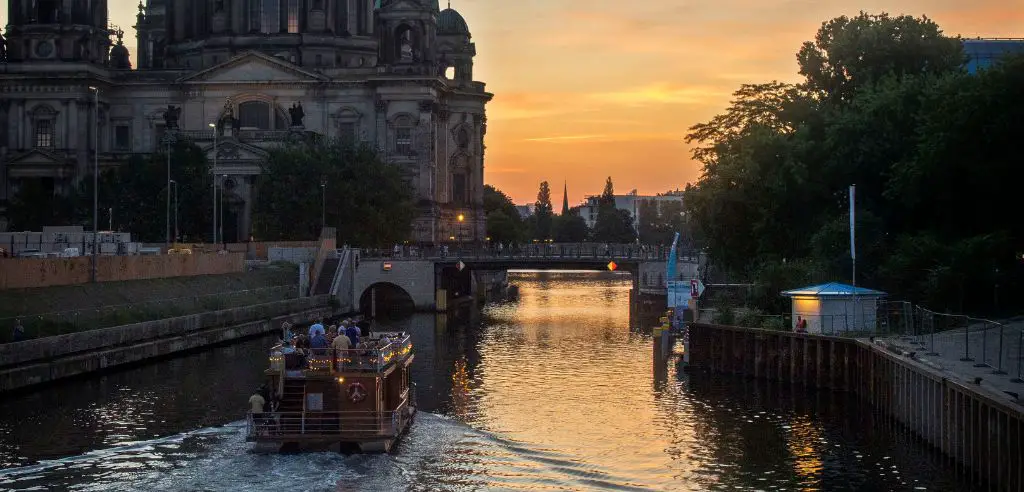 Eine Bootstour auf der Spree durch Berlin und Umland - tolle Idee fuer die Weihnachtsfeier