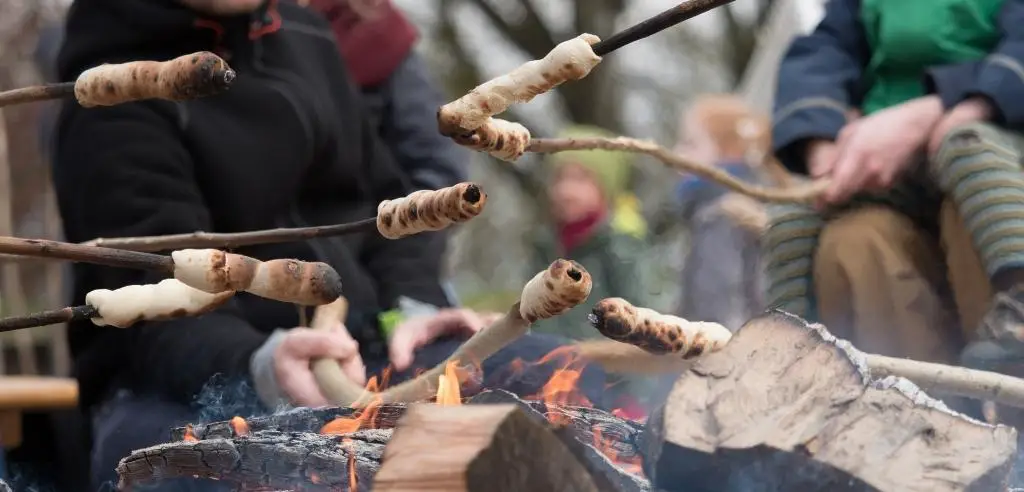 Stockbrot am Lagerfeuer Schulevent in Berlin