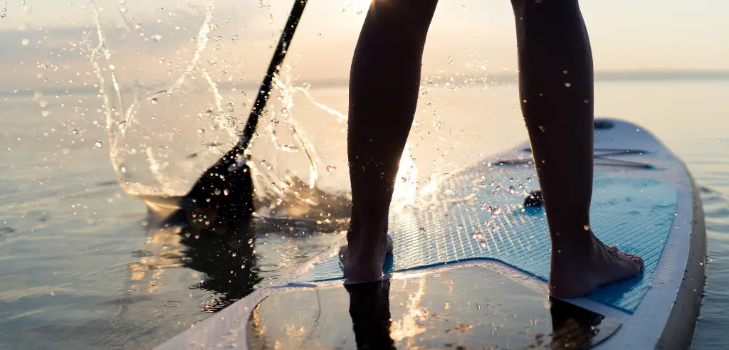 Fuer Sportler eignet sich Stand Up Paddling an der Ostsee als Freizeitaktivitaet in Kiel