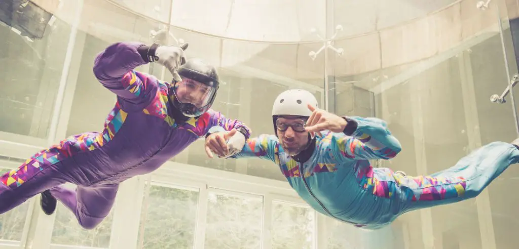 Sommerfest Ideen in Berlin fuer deine Firmenfeier Indoor Skydiving actionreich