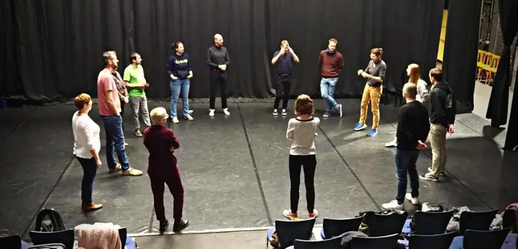 Herausforderungen meistern lernen im Impro-Theater Workshop Teambuilding-Event in Berlin