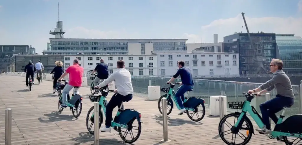 Erkundet die City fahrend bei der Fahrrad-Schnitzeljagd Sommerfest-Ideen Hamburg