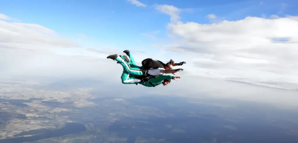 Fuer Adrenalin-Junkies Skydiving Fallschirmspringen maennerwochenende ideen maennertrip maennertour mit den kumpels