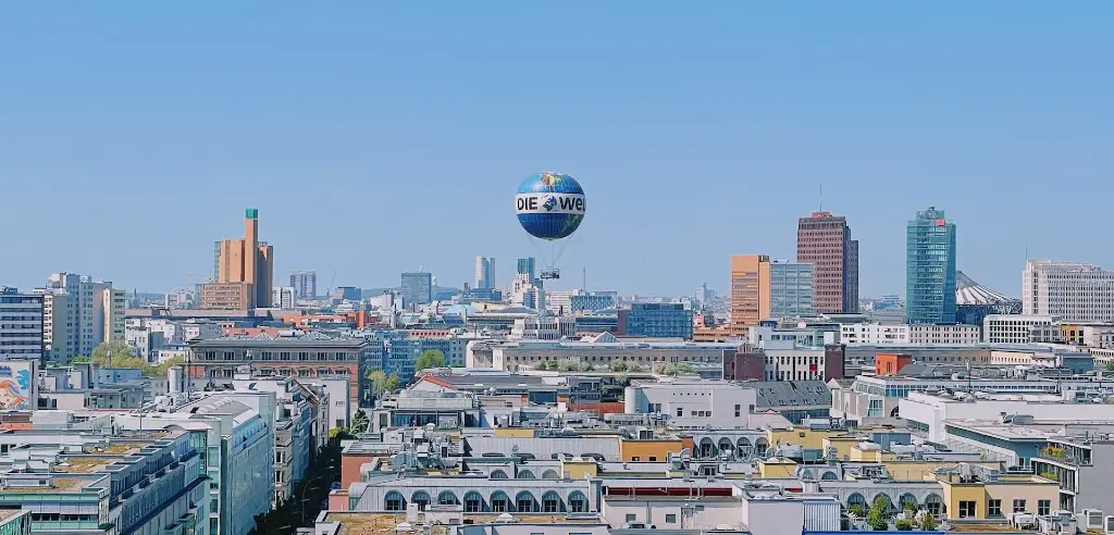 150 m aufsteigen im Weltballon in Berlin