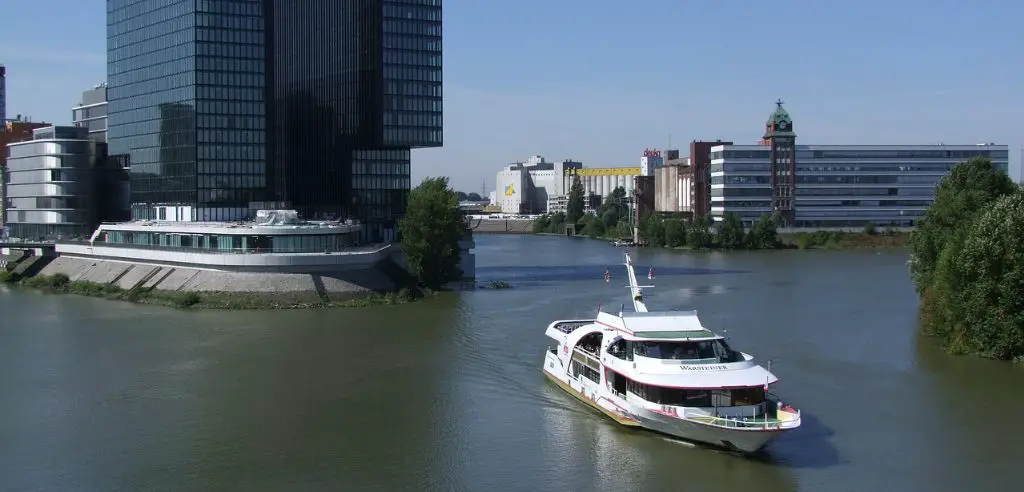 Rheinpromenade vom Panorama-Boot aus bestaunen