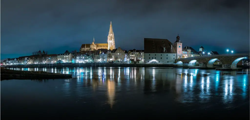 Blick auf die Altstadt von Regensburg bei Nacht