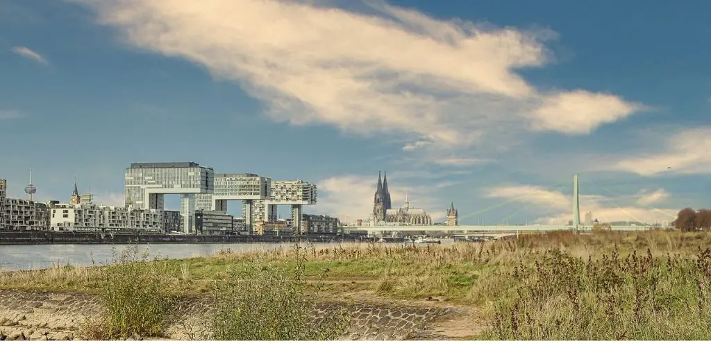 Blick vom gegenüberliegenden Rheinufer auf die Skyline von Köln