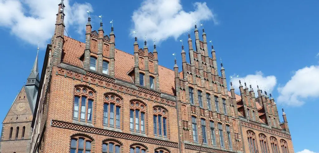 Sehenswertes Rathaus mit Backsteinfassade in Hannover