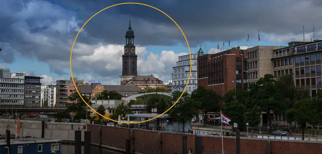 Der Uhrenturm des Michels überragt viele Gebäude in Hamburg