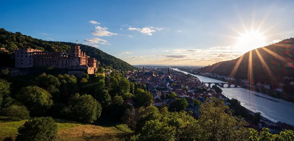 Altstadtpanorama mit Neckar und Schloss Heidelberg