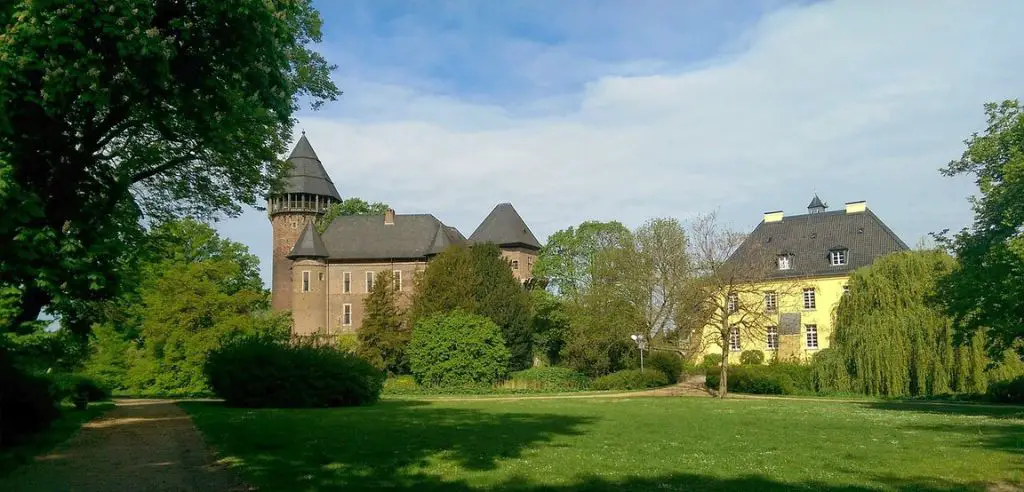 Burg Linn und archäologisches Museum besuchen