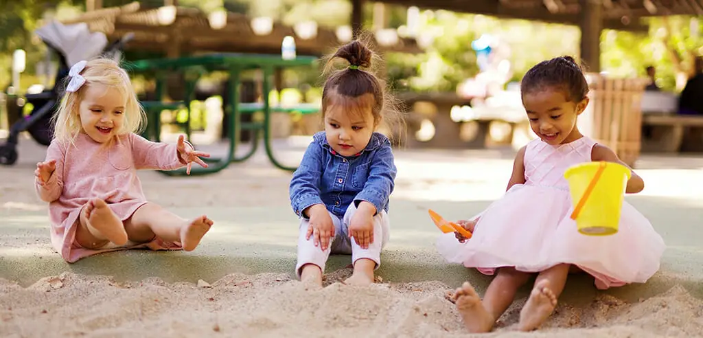 Spielen und Freundschaften schließen Outdoor Unternehmungen mit Kindern