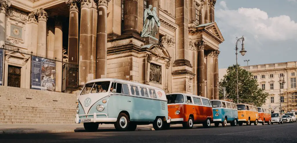 Flotte an VW Kultbussen zum Sightseeing in Berlin