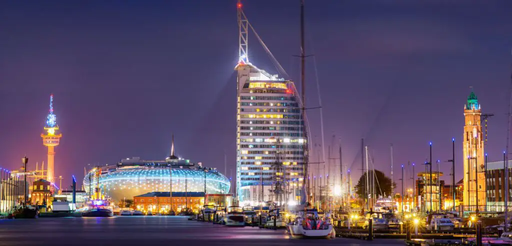 die beleuchtete Hafenpromenade in Bremerhaven