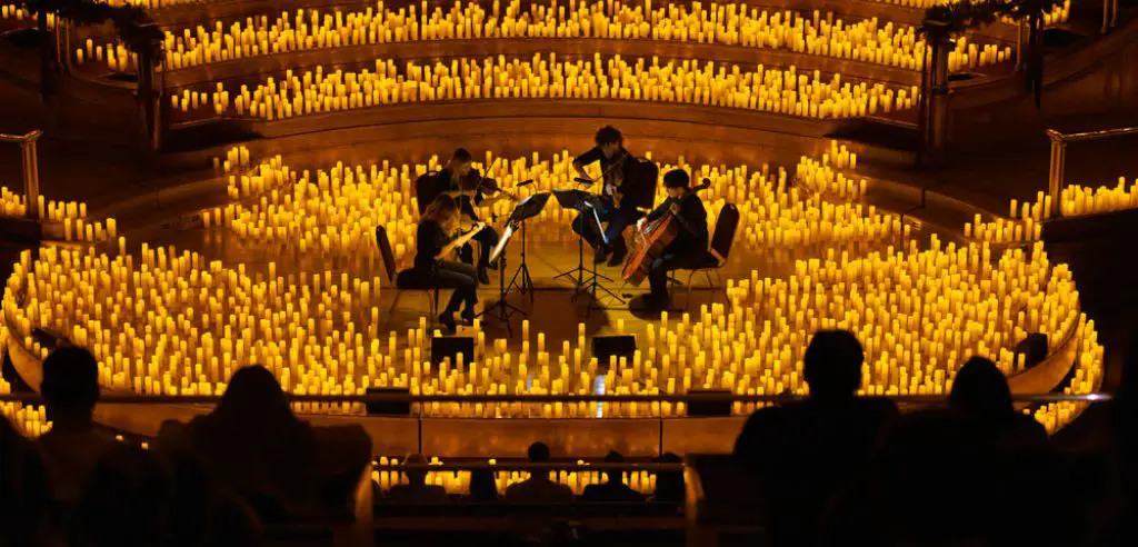 Klassische Musik im Licht Hunderter Kerzen mit Candlelight Concerts