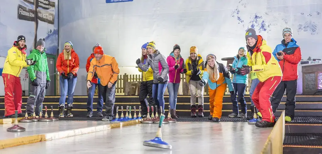 WinterGames im Alpenpark Neuss Spass bei Wintersportaktivitaeten in der Halle
